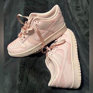 Light pink dunks, worn once! In excellent condition.